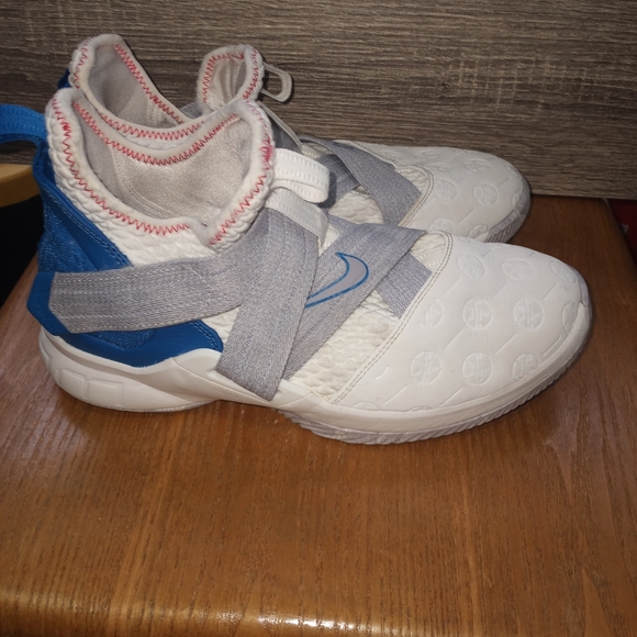 Nike basketball shoes - Picture 2 of 5